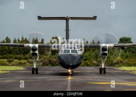 Kopf auf Aufnahme eines Air New Zealand Bombardier Dash 8 Q300 Flugzeuge in ganz schwarzer Lackierung, wie es ankommt Am Flughafen Taupo Stockfoto