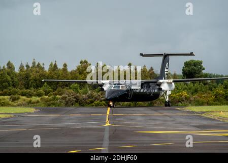 Ein Air New Zealand Bombardier Dash 8 Q300 Flugzeug in Alle schwarzen Lackierung am Flughafen Taupo Stockfoto