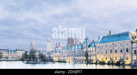 Panorama-Winter-Abendansicht des Haager Stadtzentrums mit Die historischen parlamentsgebäude während Schneefall Stockfoto