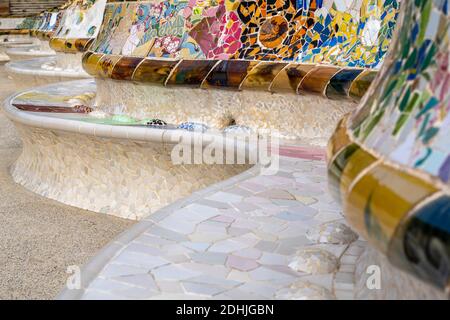 Geflieste Serpentinbank, Park Guell, Barcelona, Katalonien, Spanien Stockfoto