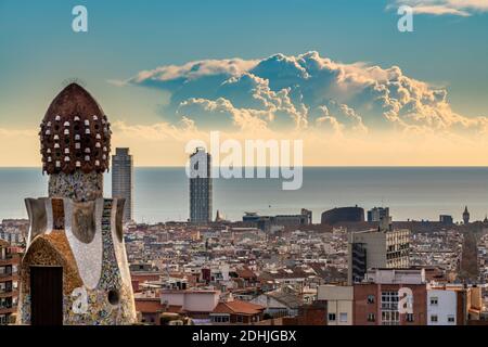 Fernes Gewitter im Mittelmeer aus Barcelona, Katalonien, Spanien Stockfoto