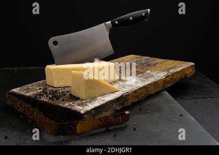 Küchenspalter mit geschnittenem Käse Stockfoto