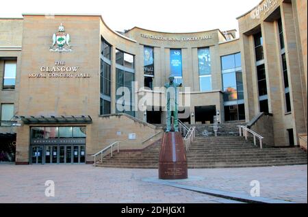 Die Statue von Schottlands erstem Münster, Donald Dewar, steht allein an der Spitze der Buchanan Street in Glasgow und vor der Concert Hall. Der Ort ist verlassen, als das tödliche Coronavirus durch das Land rast und die Menschen bleiben sicher und zu Hause, um zu versuchen, die Ausbreitung des Virus zu verhindern. Oktober 2020. ALAN WYLIE/ALAMY© Stockfoto