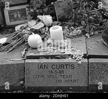 Ian Curtis Gedenkstein bei Macclesfield Crematorium, Prestbury Road, Cheshire, England, UK, SK10, Fabriklabel, Joy Division Sänger, Songwriter Stockfoto