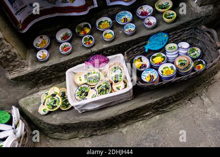 CINQUE TERRE, ITALIEN - Dez 08, 2017: Super niedlich und schön High Angle von Keramik handbemalten Platten in den Straßen von cinque terre, Italien Stockfoto