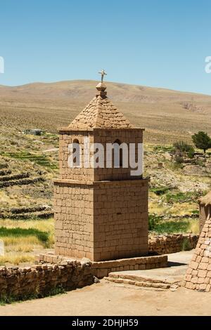 Der Kirchturm von San Bartolome, mit einem krummen Kreuz, bei Socaire, den Anden, in der Nähe von San Pedro de Atacama, Chile Stockfoto