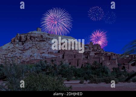 Feierliches Feuerwerk für Neujahr über Kasbah Ait Ben Haddou auf dem Atlasberg von Marokko. UNESCO-Weltkulturerbe von 1987. Moment: Während l Stockfoto