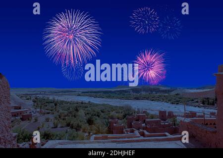 Feierliches Feuerwerk für Neujahr über Kasbah Ait Ben Haddou auf dem Atlasberg von Marokko. UNESCO-Weltkulturerbe von 1987. Moment: Während l Stockfoto