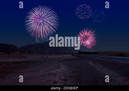 Feierliches Feuerwerk für Neujahr über der Moroccon Wüste in der Nähe von ouarzazate in der letzten Nacht des Jahres. Weihnachtliche Atmosphäre Stockfoto