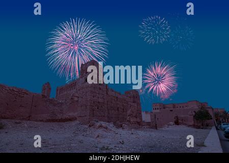 Feierliches Feuerwerk für Neujahr über Kasbah Ait Ben Haddou auf dem Atlasberg von Marokko. UNESCO-Weltkulturerbe von 1987. Moment: Während l Stockfoto