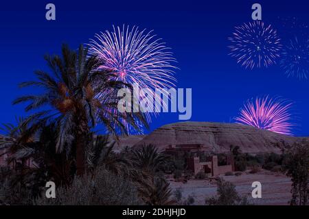 Feierliches Feuerwerk für Neujahr über Kasbah Ait Ben Haddou auf dem Atlasberg von Marokko. UNESCO-Weltkulturerbe von 1987. Moment: Während l Stockfoto