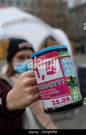 Magdeburg, Deutschland. Dezember 2020. Ein Aktivist von 'Fridays for Future' zeigt einen Spendenbecher vor dem Informationsstand auf der 'No 1.5 Cut?' Machen Sie das Klima besser als Ihre Entscheidung." In der Landeshauptstadt Sachsen-Anhalt hatte die Bewegung keine Massen mobilisiert. Die Aktivisten beschränkten sich auf einen Informationsstand, um mit Passanten und Interessierten ins Gespräch zu kommen. Quelle: Klaus-Dietmar Gabbert/dpa-Zentralbild/dpa/Alamy Live News Stockfoto