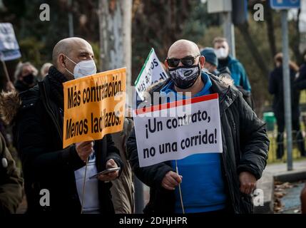 Madrid, Spanien. Dezember 2020. Konzentration im Krankenhaus 12 de Octubre zugunsten der öffentlichen Gesundheit und gegen die Zwangsüberstellung von Arbeitnehmern in das Krankenhaus Isabel Zendal Pandemie in Madrid. Quelle: Indira/DAX/ZUMA Wire/Alamy Live News Stockfoto