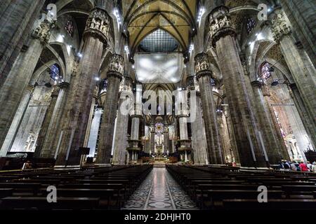 PARIS, FRANKREICH - Jul 13, 2017: Hypnotisierend und coolSuper breitgefächertes schwarz-weißes Interieur der Kathedrale notre Damme in Frankreich, Paris Stockfoto