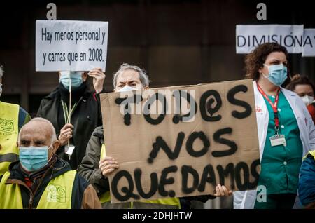 Madrid, Spanien. Dezember 2020. Konzentration im Krankenhaus 12 de Octubre zugunsten der öffentlichen Gesundheit und gegen die Zwangsüberstellung von Arbeitnehmern in das Krankenhaus Isabel Zendal Pandemie in Madrid. Quelle: Indira/DAX/ZUMA Wire/Alamy Live News Stockfoto