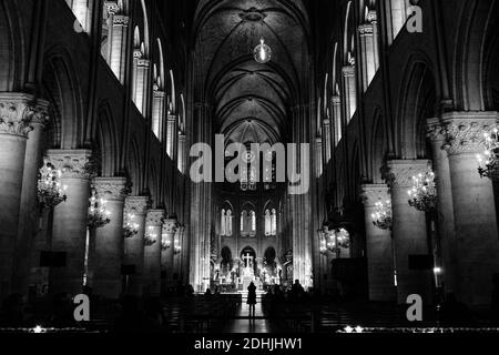 PARIS, FRANKREICH - Jul 13, 2017: Hypnotisierend und coolSuper breitgefächertes schwarz-weißes Interieur der Kathedrale notre Damme in Frankreich, Paris Stockfoto