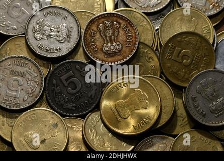 Indische Münzen Bilder. Münzen in Indien werden derzeit in Stückelungen von einer Rupie, zwei Rupien und fünf Rupien, 10 Rupien ausgegeben. Stockfoto