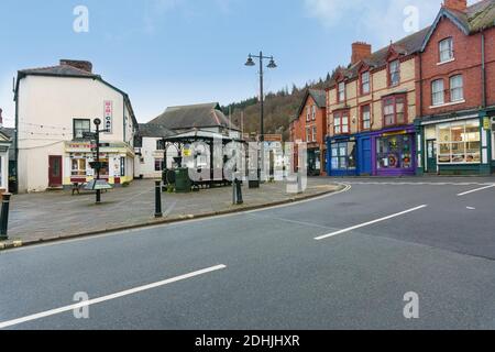 Geschäfte und Cafés im Stadtzentrum von Corwen in Nordwales Stockfoto