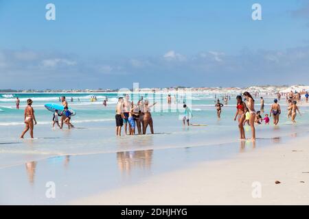 CABO FRIO, RIO DE JANEIRO, BRASILIEN - 26. DEZEMBER 2019: Panoramablick auf den Strand Praia do Forte in der Stadt. Weißer Sand, klares und transparentes Wasser Stockfoto