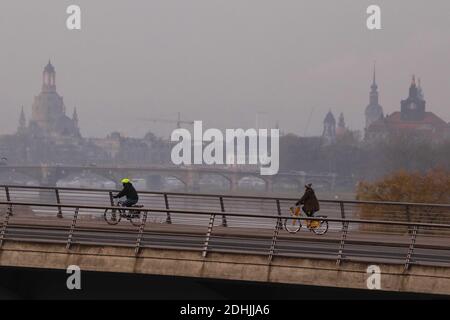 Dresden, Deutschland. Juni 2019. Fahrradfahrer fahren am Morgen über die Waldschößchenbrücke. Im Hintergrund die Altstadt mit der Frauenkirche (links) und der Staatskanzlei auf der rechten Seite des Bildes. Quelle: Tino Plunert/dpa-Zentralbild/ZB/dpa/Alamy Live News Stockfoto