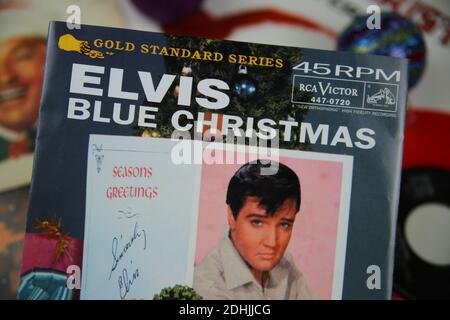 Viersen, Deutschland - 9. Dezember. 2020: Nahaufnahme von Vinylplatten-Cover-Singles mit berühmten weihnachtsliedern (Schwerpunkt Elvis Presley Blue christmas) Stockfoto