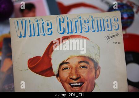 Viersen, Deutschland - 9. Dezember. 2020: Nahaufnahme von Vinylplatten-Cover-Singles mit berühmten weihnachtsliedern (Fokus auf Bing Crosby White christmas Stockfoto