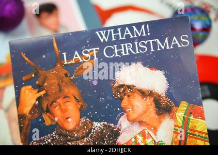 Viersen, Deutschland - 9. Dezember. 2020: Nahaufnahme von Vinylplatten-Cover-Singles mit berühmten weihnachtsliedern (Fokus auf dem letzten weihnachts-Cover von Wham) Stockfoto