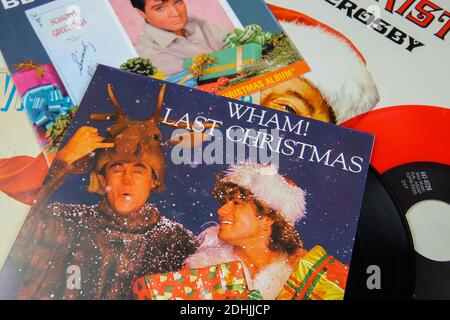 Viersen, Deutschland - 9. Dezember. 2020: Nahaufnahme von Vinylplatten-Cover-Singles mit berühmten weihnachtsliedern (Fokus auf dem letzten weihnachts-Cover von Wham) Stockfoto