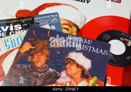 Viersen, Deutschland - 9. Dezember. 2020: Nahaufnahme von Vinylplatten-Cover-Singles mit berühmten weihnachtsliedern (Fokus auf dem letzten weihnachts-Cover von Wham) Stockfoto
