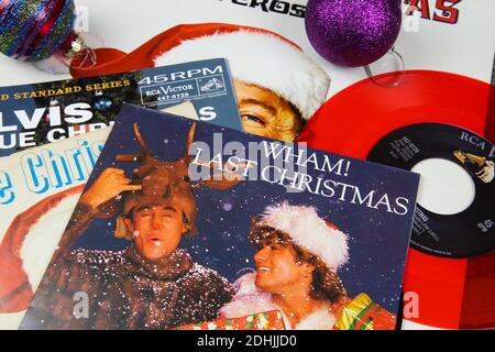 Viersen, Deutschland - 9. Dezember. 2020: Nahaufnahme von Vinylplatten-Cover-Singles mit berühmten weihnachtsliedern (Fokus auf dem letzten weihnachts-Cover von Wham) Stockfoto