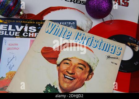 Viersen, Deutschland - 9. Dezember. 2020: Nahaufnahme von Vinylplatten-Cover-Singles mit berühmten weihnachtsliedern (Fokus auf Bing Crosby White christmas Stockfoto