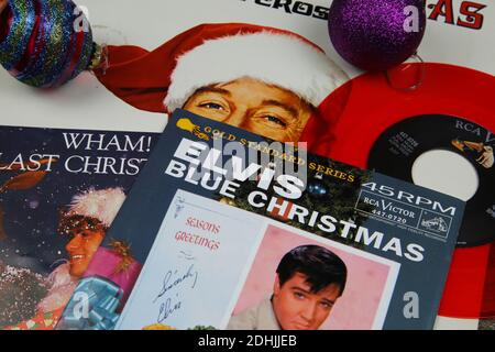 Viersen, Deutschland - 9. Dezember. 2020: Nahaufnahme von Vinylplatten-Cover-Singles mit berühmten weihnachtsliedern (Schwerpunkt Elvis Presley Blue christmas) Stockfoto