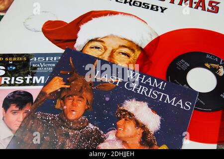 Viersen, Deutschland - 9. Dezember. 2020: Nahaufnahme von Vinylplatten-Cover-Singles mit berühmten weihnachtsliedern (Fokus auf dem letzten weihnachts-Cover von Wham) Stockfoto
