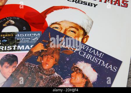 Viersen, Deutschland - 9. Dezember. 2020: Nahaufnahme von Vinylplatten-Cover-Singles mit berühmten weihnachtsliedern (Fokus auf dem letzten weihnachts-Cover von Wham) Stockfoto