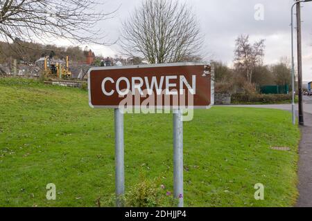 Beschädigtes Straßenschild in Corwen in Nordwales Stockfoto