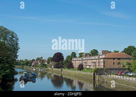 Die themse bei twickenham, middlesex, england, von der Fußgängerbrücke der Aal Pie Insel aus gesehen, mit dem Wohnblock der thames eyot aus den 1930er Jahren auf der rechten Seite Stockfoto