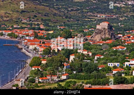 Petra Dorf, Panoramablick auf eines der bekanntesten traditionellen Dörfer auf der Insel Lesvos. Im Hintergrund ist der Felshügel der Heiligen Maria zu sehen. Stockfoto