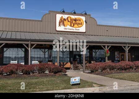 Indianapolis - Circa Dezember 2020: Cracker Barrel Old Country Store Location. Cracker Barrel bietet Bordwand Lieferung inmitten Social Distanzierung. Stockfoto