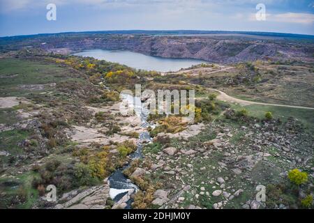 Der kleine schnelle Strom Kamenka in der Wildnis im Abendlicht in der Ukraine. Luftaufnahme der Panorama-Drohne Stockfoto