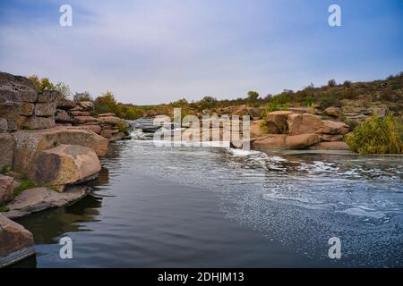 Ein kleiner schneller Wasserfall Kamenka in der Wildnis im Abendlicht in der Ukraine. Stockfoto