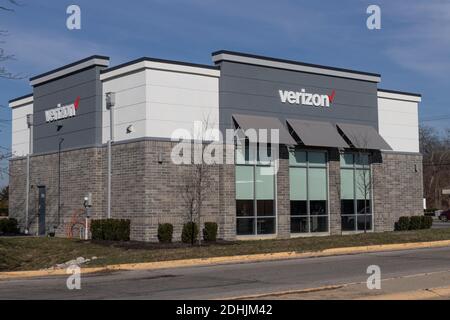 Greenfield - Circa Dezember 2020: Verizon Wireless Retail Location. Verizon bietet drahtlose Glasfasertechnik mit hoher Kapazität und 5G-Kommunikation. Stockfoto