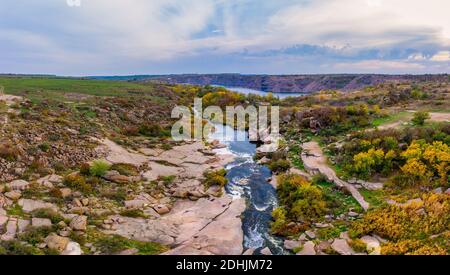Ein kleiner schneller Wasserfall Kamenka in der Wildnis im Abendlicht in der Ukraine. Stockfoto