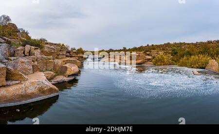Ein kleiner schneller Wasserfall Kamenka in der Wildnis im Abendlicht in der Ukraine. Stockfoto