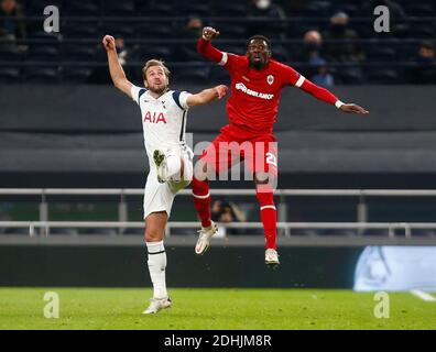 London, England - DEZEMBER 10:L-R Tottenham Hotspur's Harry Kane und Dylan Batubinska von Royal Antwerp FC während der UEFA Europe League Gruppe J zwischen T Stockfoto