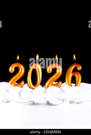 Vier goldene Kerzen schreiben Zahlen Flamme glückliches neues Jahr 2026 Schwarzer Hintergrund Stockfoto