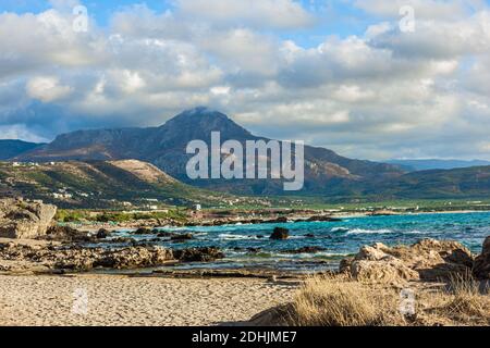 Wellen am Strand von Falasarne, Griechenland, Kreta Stockfoto