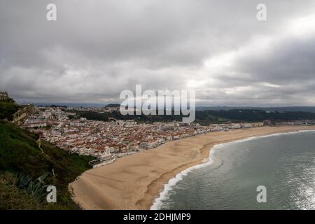 Ein Blick auf den Strand und die Stadt Nazare On Die Küste Portugals Stockfoto