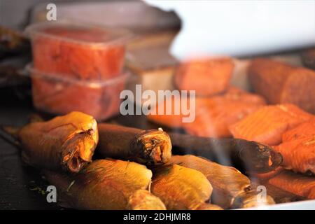 Gegrilltes Lachssteak auf dem Grill Stockfoto