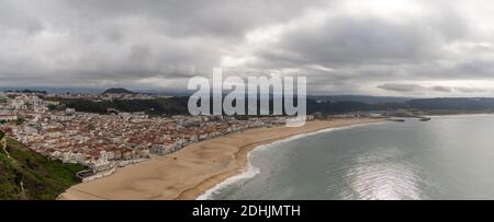 Ein Blick auf den Strand und die Stadt Nazare On Die Küste Portugals Stockfoto