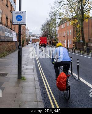 Camden Town, London, Dezember 2020: Ein Covid-19 Pop-up-Radweg geschaffen, um die Kapazität für alternative Transport während der Pandemie zu erhöhen Stockfoto